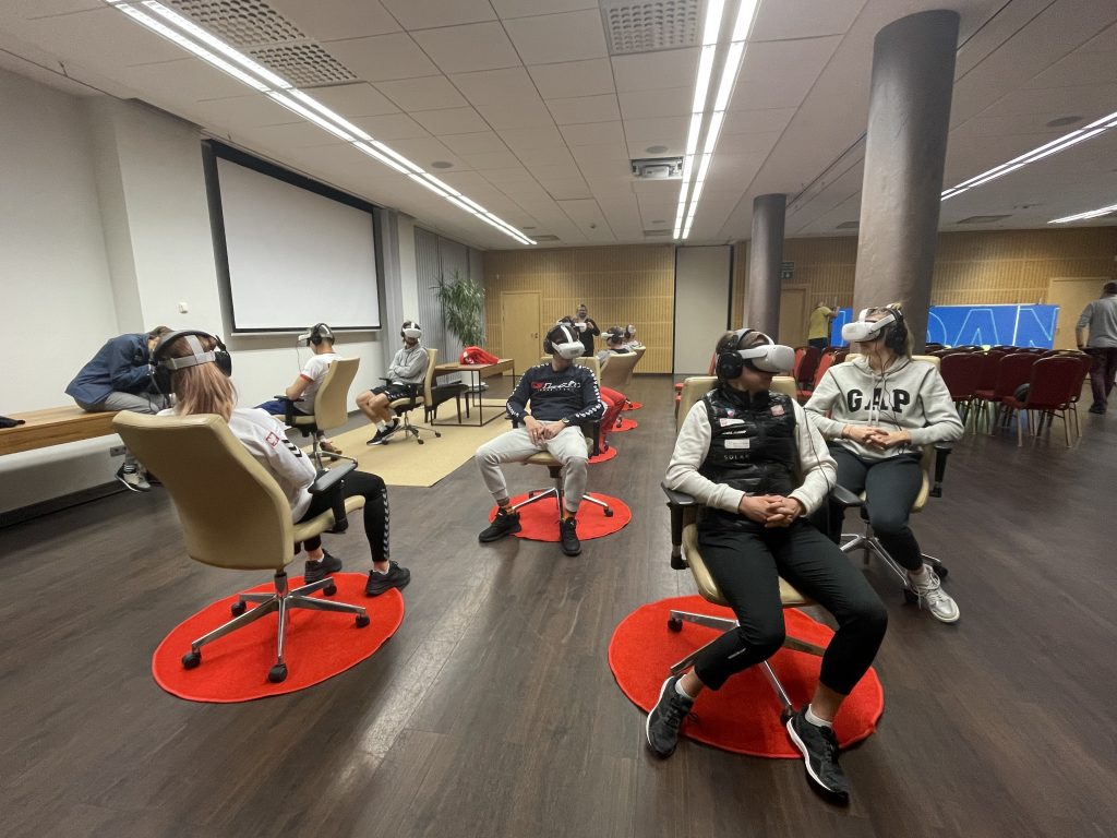 ludzie w obrotowych fotelach oglądający vr w sali