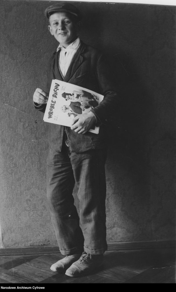 mężczyzna pozujący z gazetą