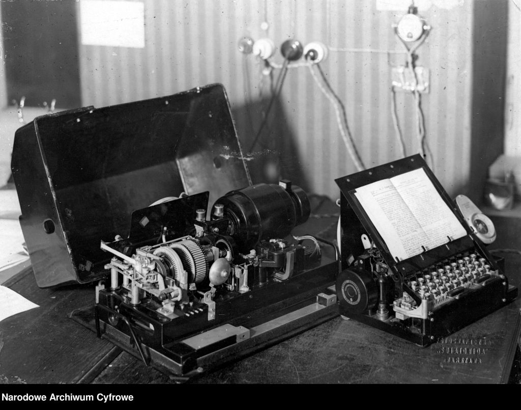 skomplikowana maszyna przypominająca maszynę do pisania