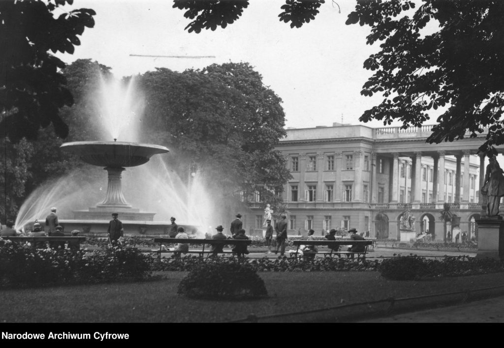 fontanna w ogrodzie saskim, w tle pałac saski