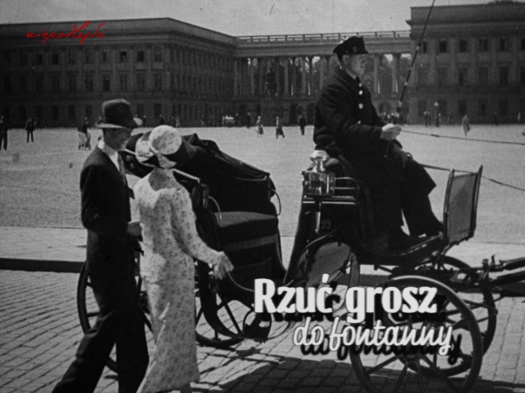 kobieta i mężczyzna wsiadają do dorożki, w tle pałac saski