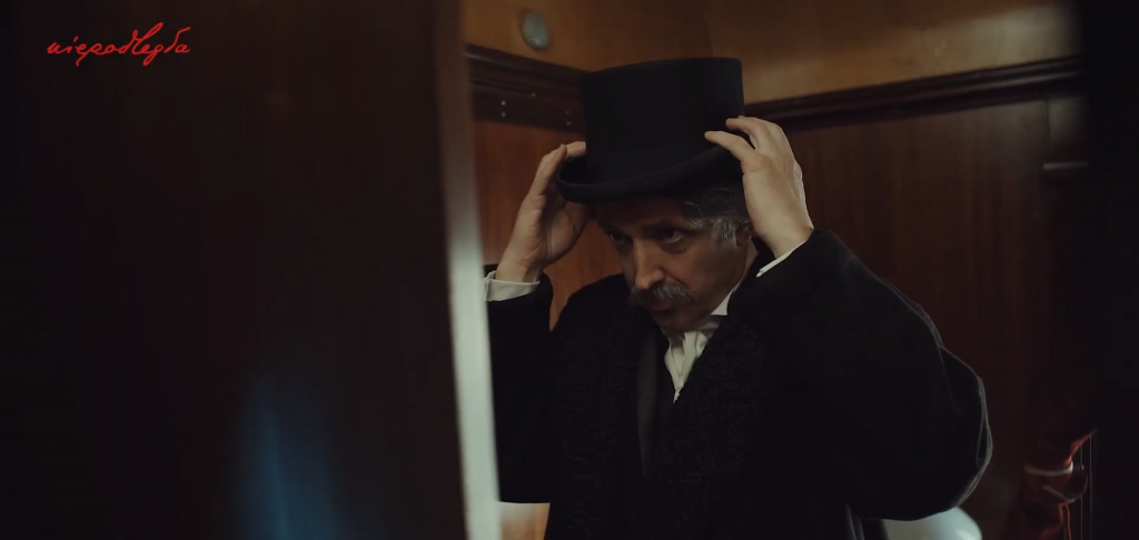 mężczyzna przed lustrem poprawia kapelusz