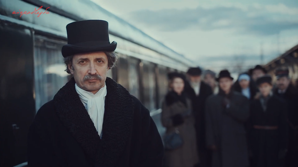 ignacy paderewski na tle pociągu i ludzi