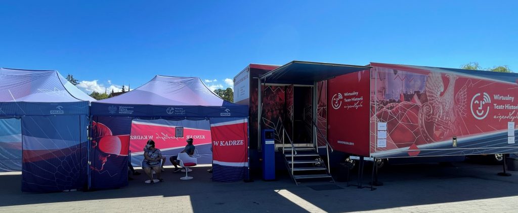 samochód Wirtualnego Teatru Historii