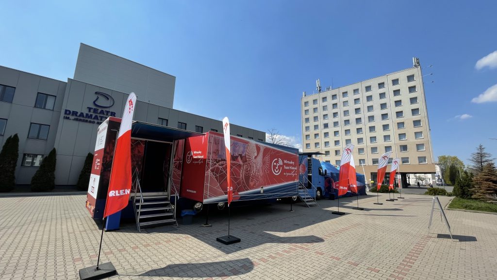 samochód Wirtualnego Teatru Historii przed Teatrem Dramatycznym w Płocku