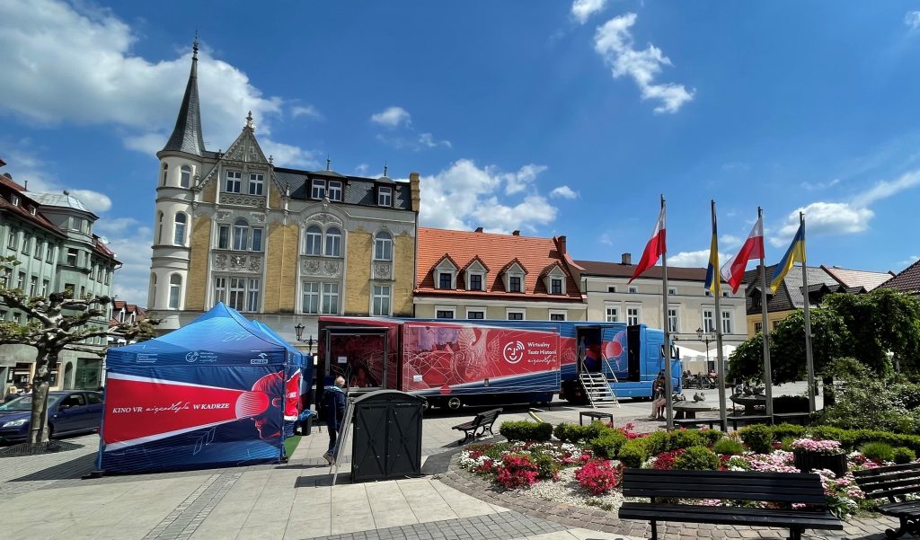 samochód Wirtualnego Teatru Historii na placu w Pszczynie, w tle budynki
