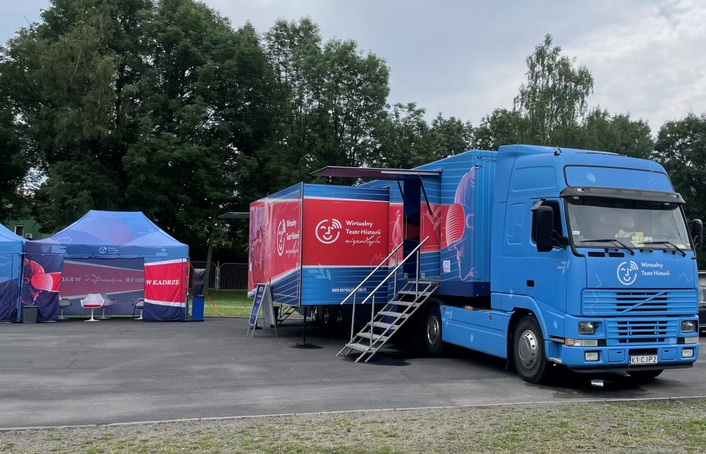 samochód Wirtualnego Teatru Historii na tle drzew
