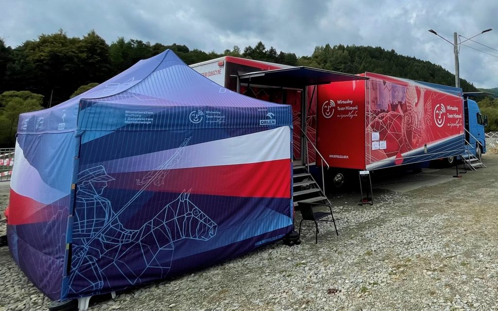 samochód Wirtualnego Teatru Historii na tle wzgórz