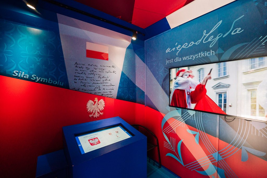 ekspozycja mobilnego centrum edukacyjnego - fragment z ekranami poświęconymi symbolom narodowym