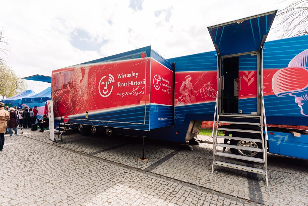 Wirtualny Teatr Historii "Niepodległa" - zewnętrzna okleina