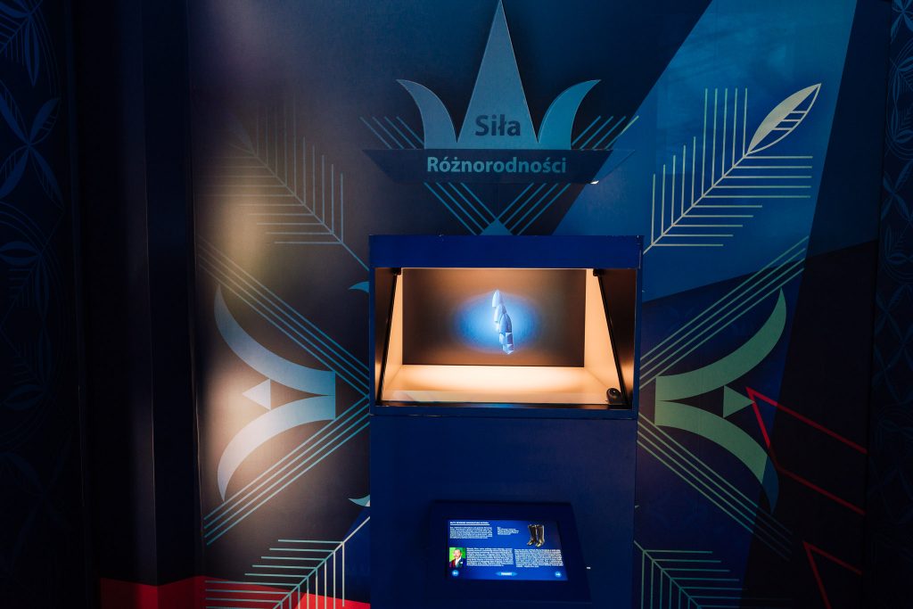 ekspozycja mobilnego centrum edukacyjnego - fragment z ekranami poświęconymi symbolom ojców niepodległości