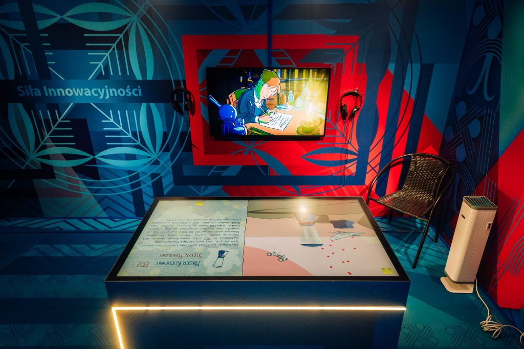 ekspozycja mobilnego centrum edukacyjnego - fragment z ekranami poświęconymi polskim wynalazkom