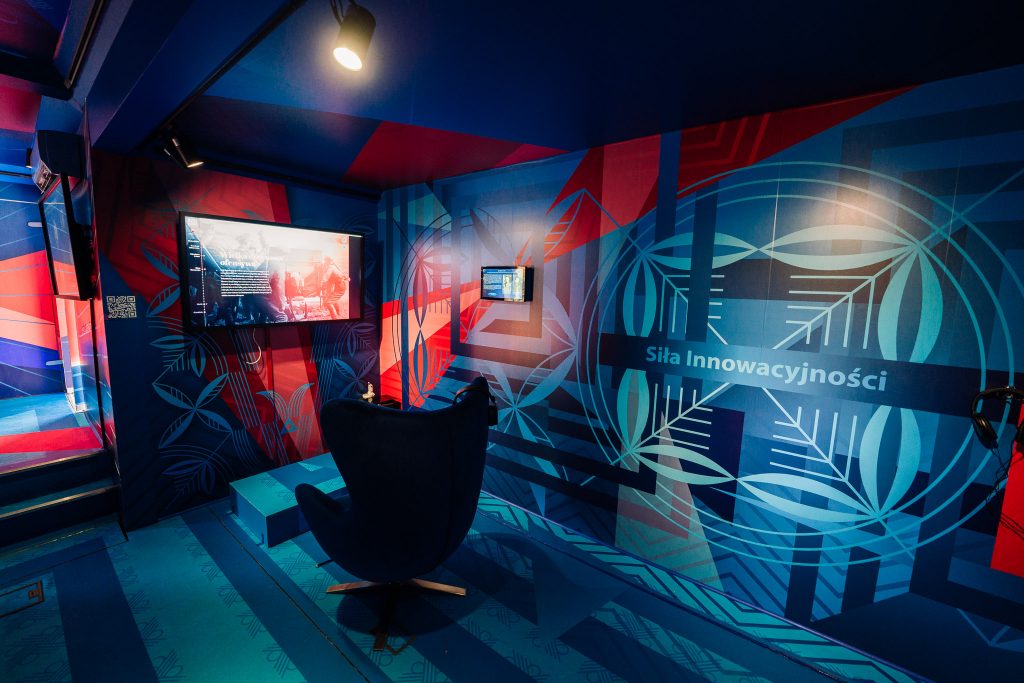 ekspozycja mobilnego centrum edukacyjnego - fragment z ekranami poświęconymi bitwie warszawskiej