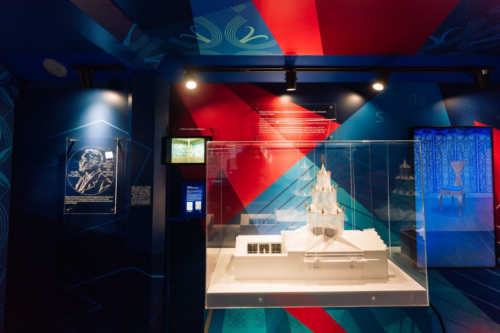 ekspozycja mobilnego centrum edukacyjnego - fragment z makietą i ekranami poświęconymi sztuce