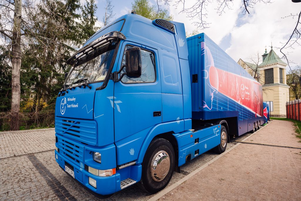 Wirtualny Teatr Historii "Niepodległa" - zewnętrzna okleina