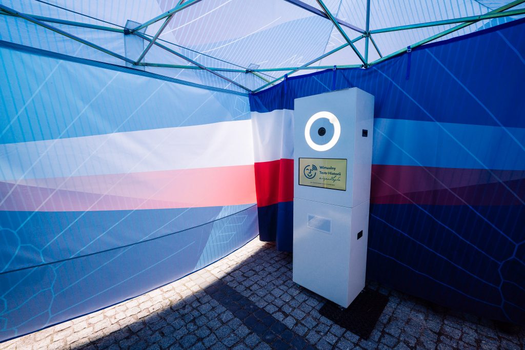 wnętrze fotobudki z aparatem do robienia zdjęć