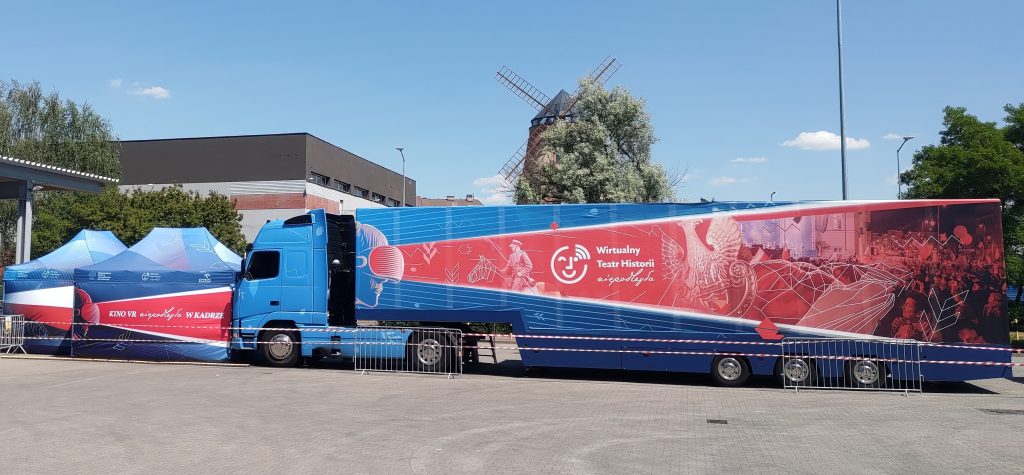samochód Wirtualnego Teatru Historii na placu przed wiatrakiem