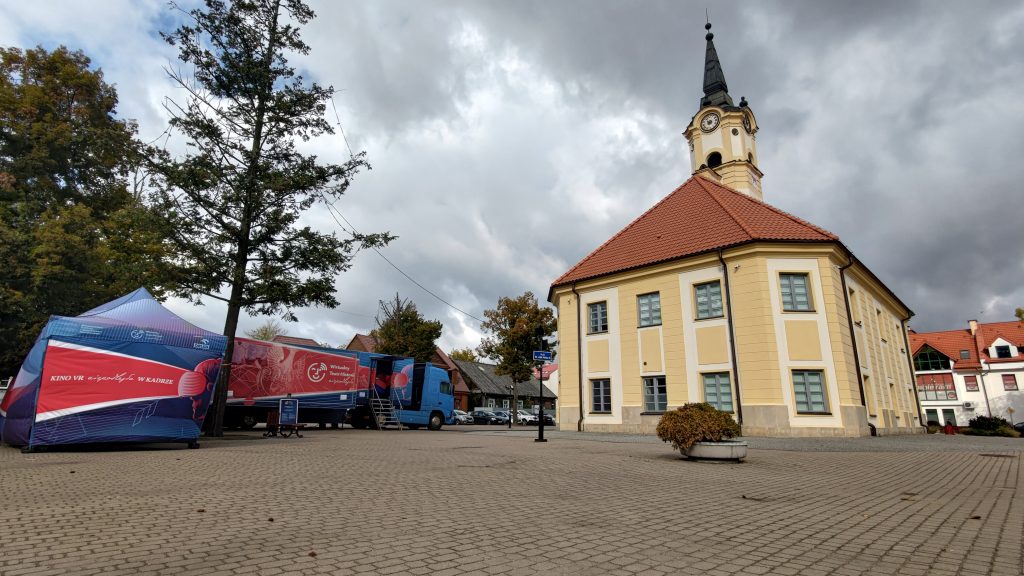 samochód Wirtualnego Teatru Historii obok budynku ratusza
