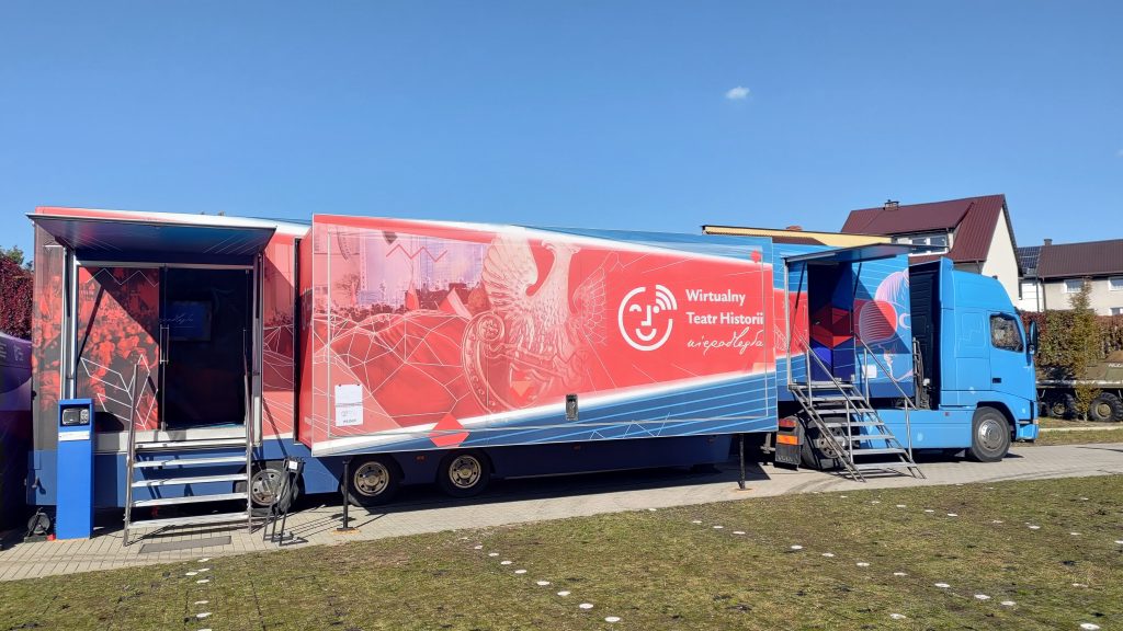 samochód Wirtualnego Teatru Historii na parkingu