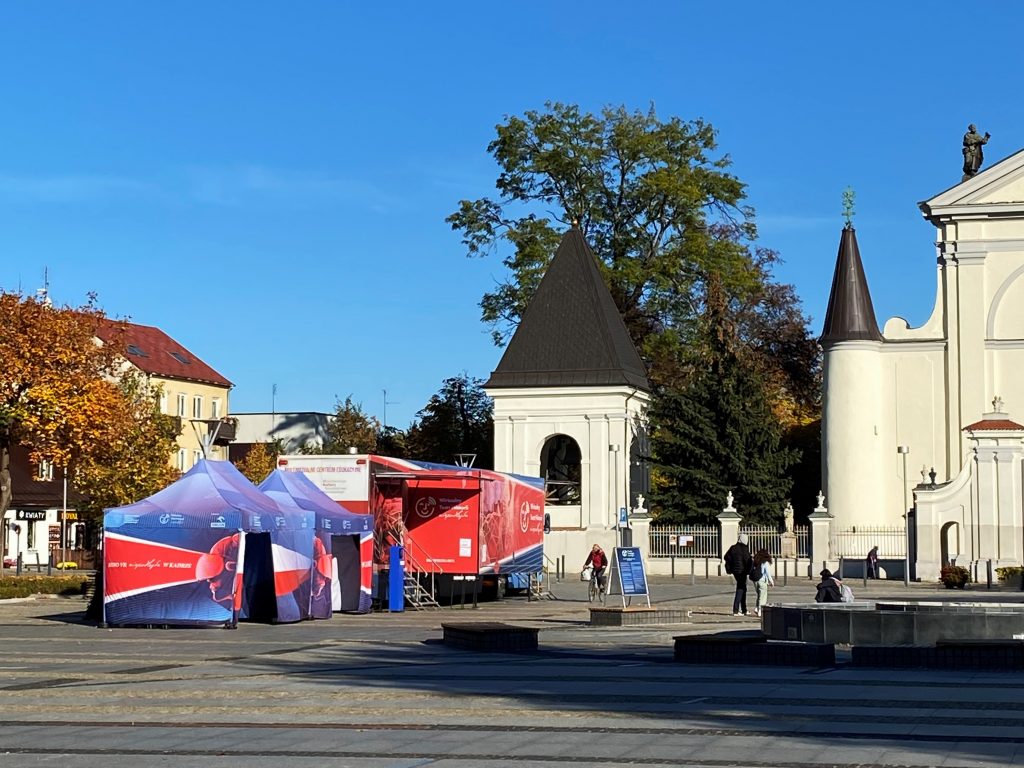 samochód Wirtualnego Teatru Historii obok budynku katedry