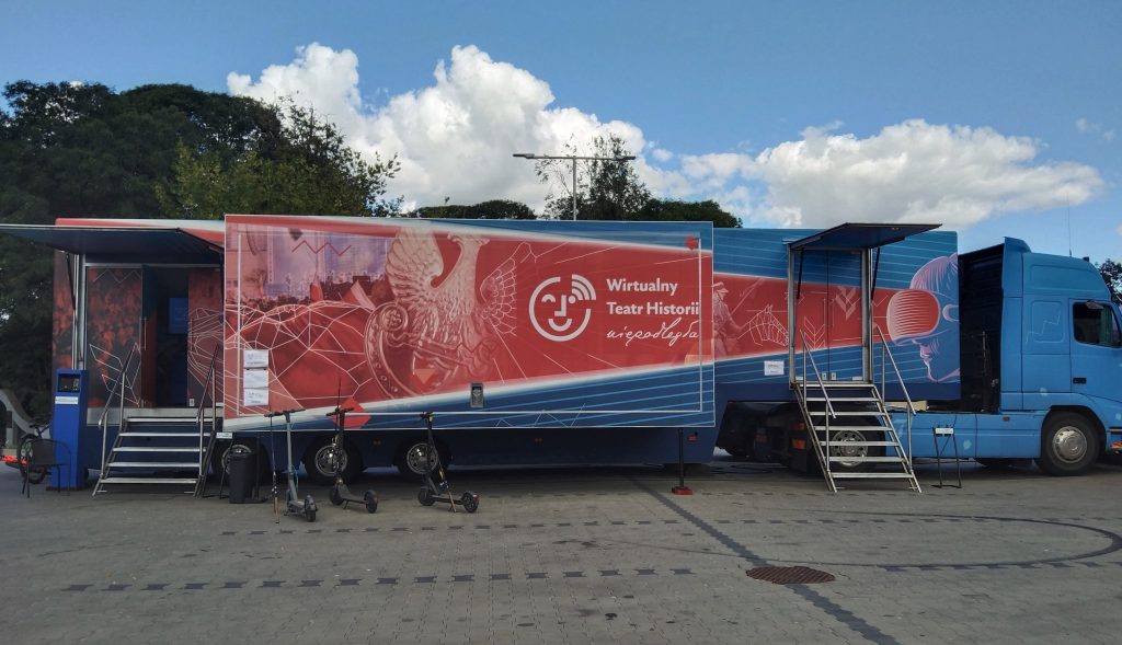 samochód Wirtualnego Teatru Historii na parkingu