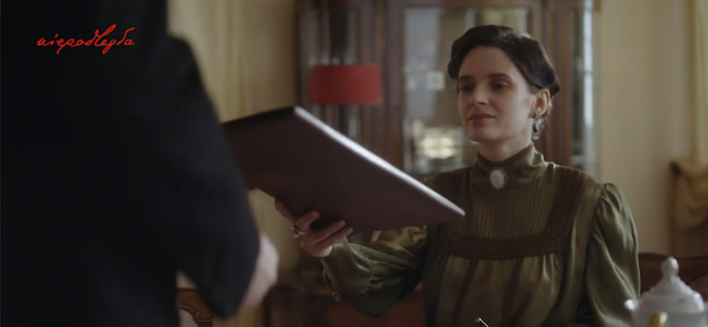 Szlenkierówna podaje notariuszowi teczkę z podpisanym aktem fondacyjnym szpitala