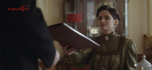 Szlenkierówna podaje notariuszowi teczkę z podpisanym aktem fondacyjnym szpitala