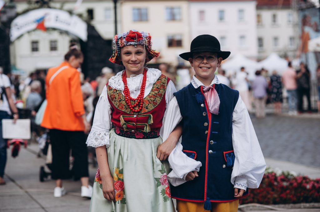 para dzieci w strojach śląskich pozuje do fotografii