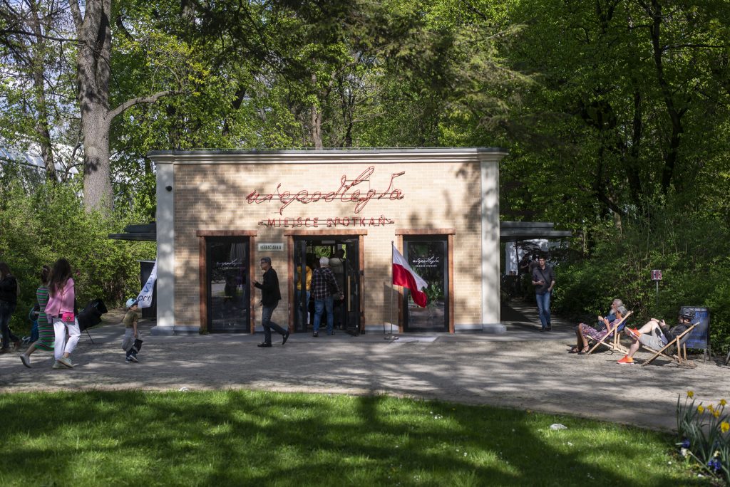 pawilon herbaciarni, a przed nim flaga na maszcie