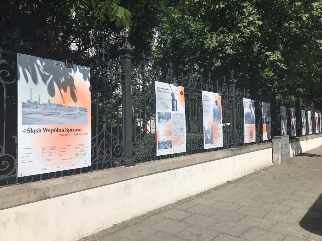 plansze wystawy zawieszone na płocie