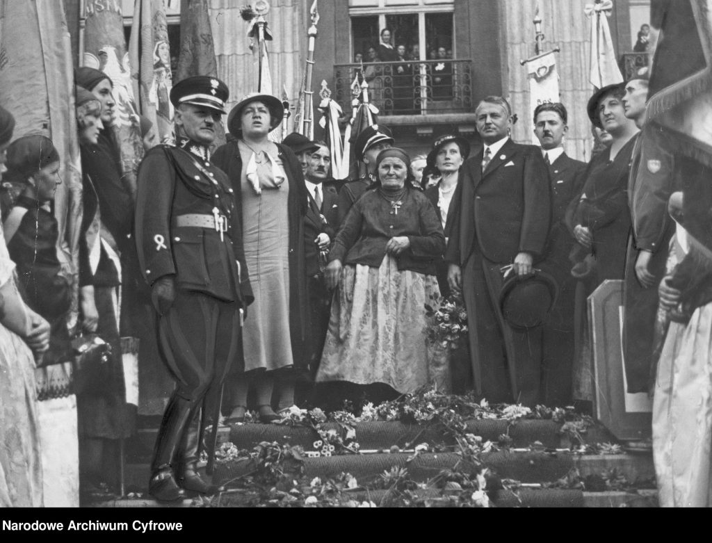 grupa świętujących ludzi w pozowanej fotografii na schodach