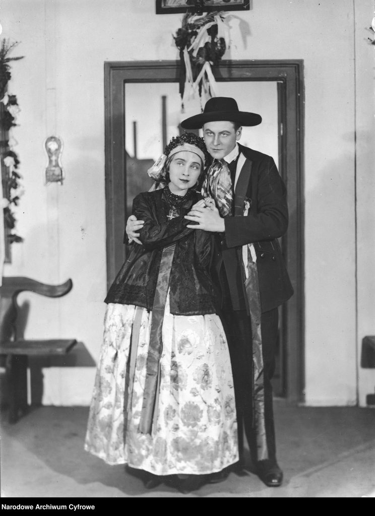 para w strojach ludowych przytula się