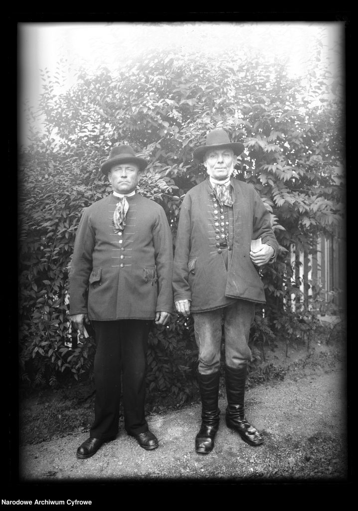 dwóch mężczyzn pozuje do zdjęcia