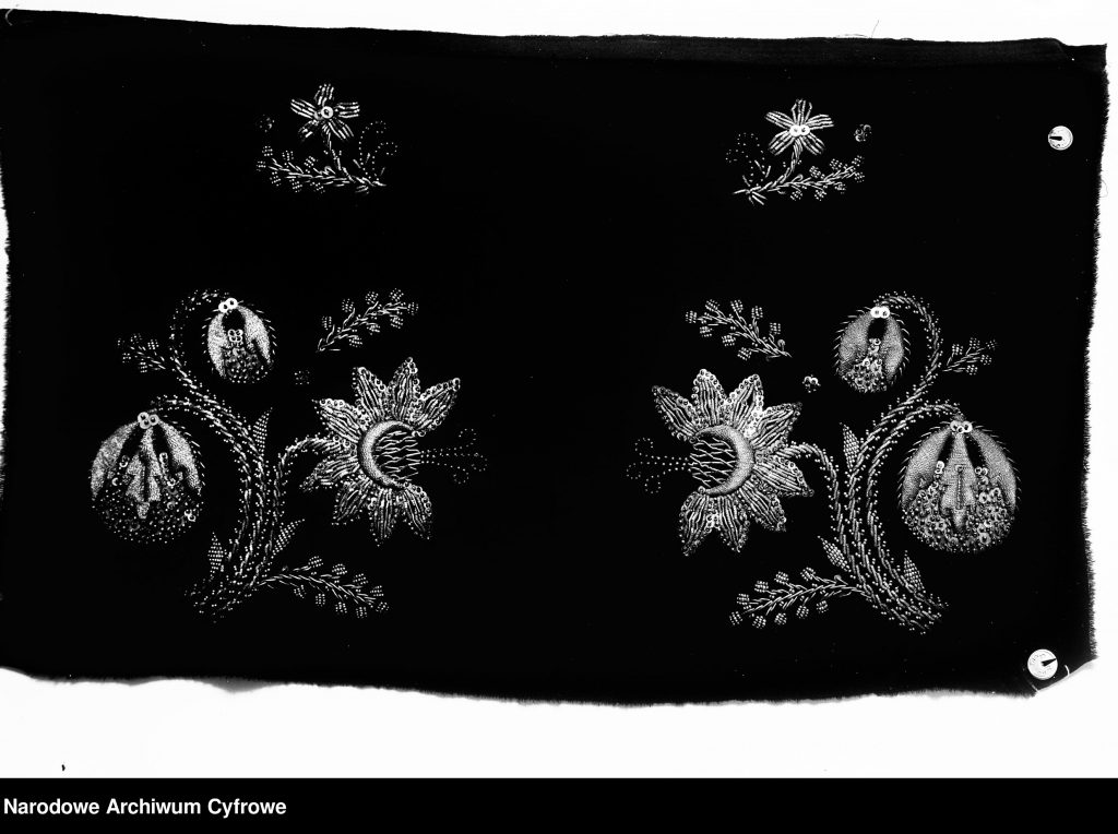 materiał z charakterystycznym haftem