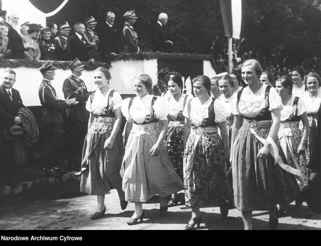 kobiety tańczą na scenie w strojach ludowych