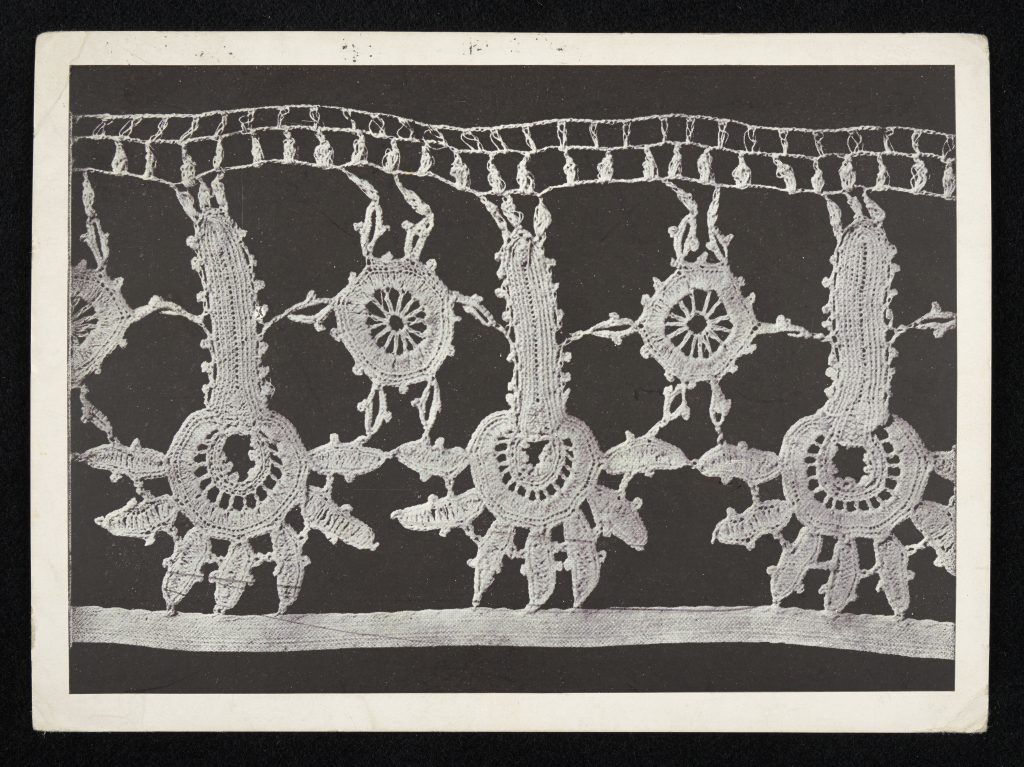 materiał z charakterystycznym haftem