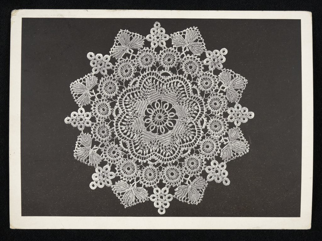 serweta na ciemnym tle