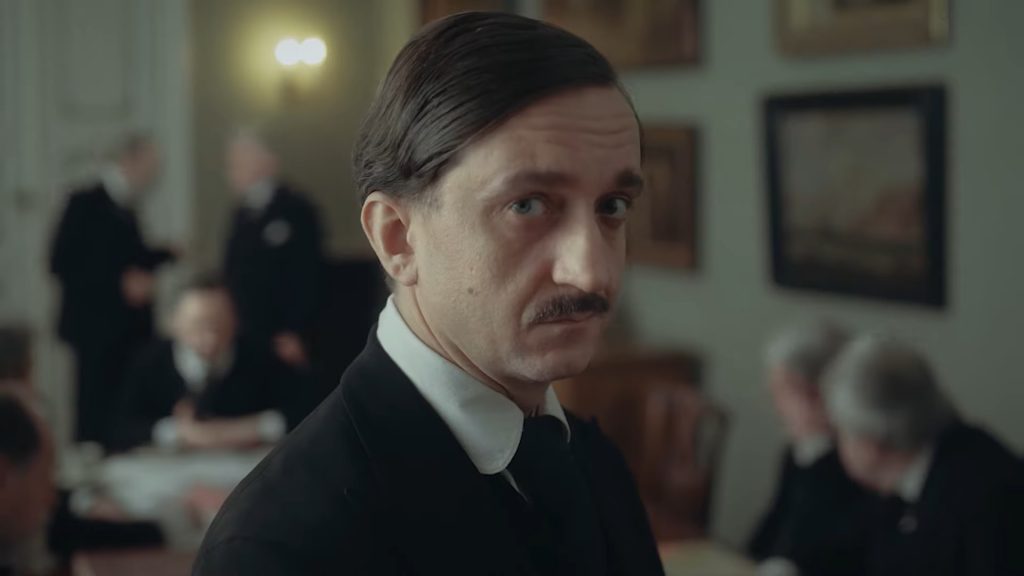 dmowski patrzy w kamerę