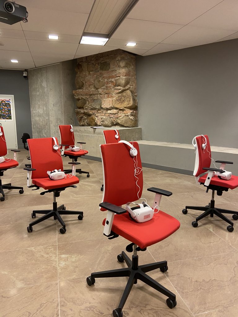 rozstawione krzesła z googlami VR czekające na gości