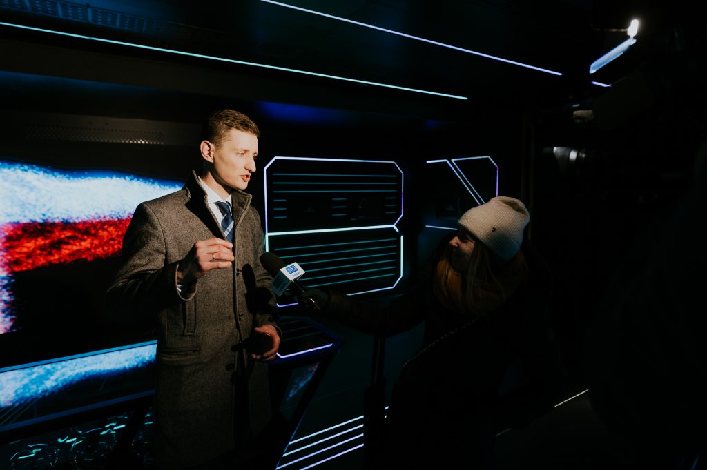 we wnętrzu naczepy wojciech kirejczyk udziela wywiadu