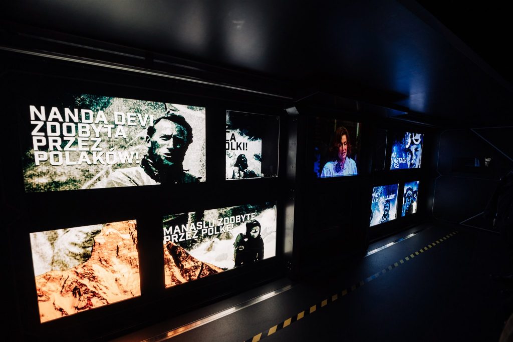 wnętrze iskier niepodległej - ekrany z grafiką