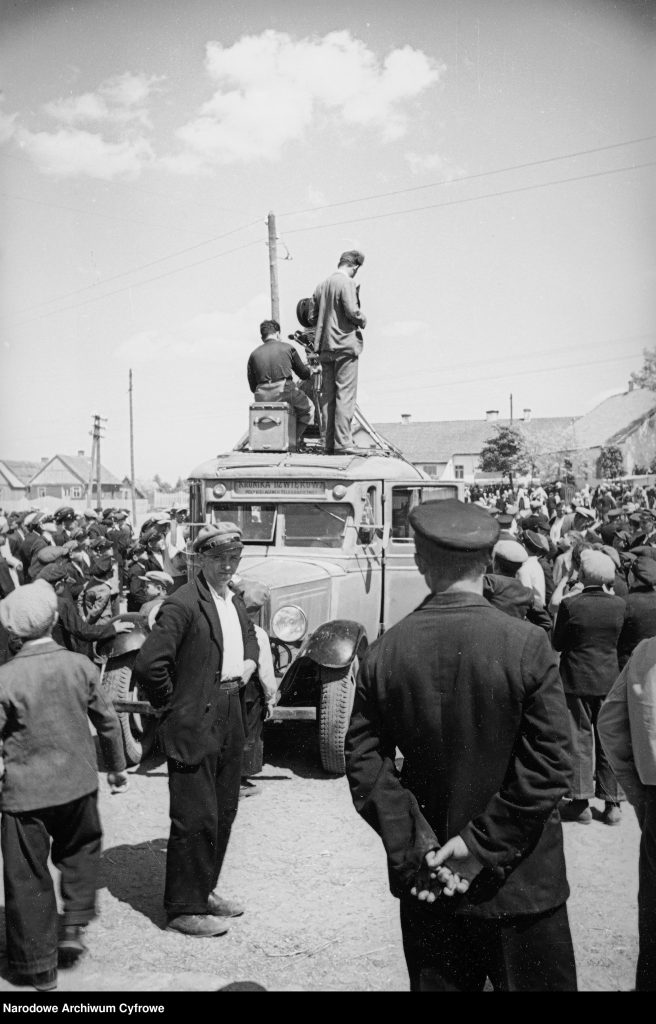 Procesja na Kurpiach. Samochód Kroniki Dźwiękowej Polskiej Agencji Telegraficznej.