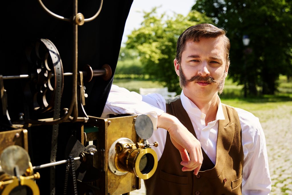 prószyński pozuje obok pleografu