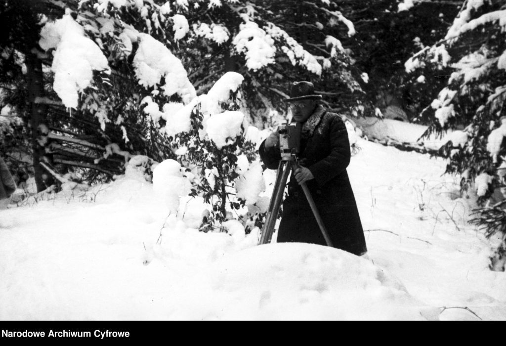 Inżynier Szczęsny Mysłowicz z wytwórni "Lumen" z Krakowa podczas filmowania przebiegu polowania.