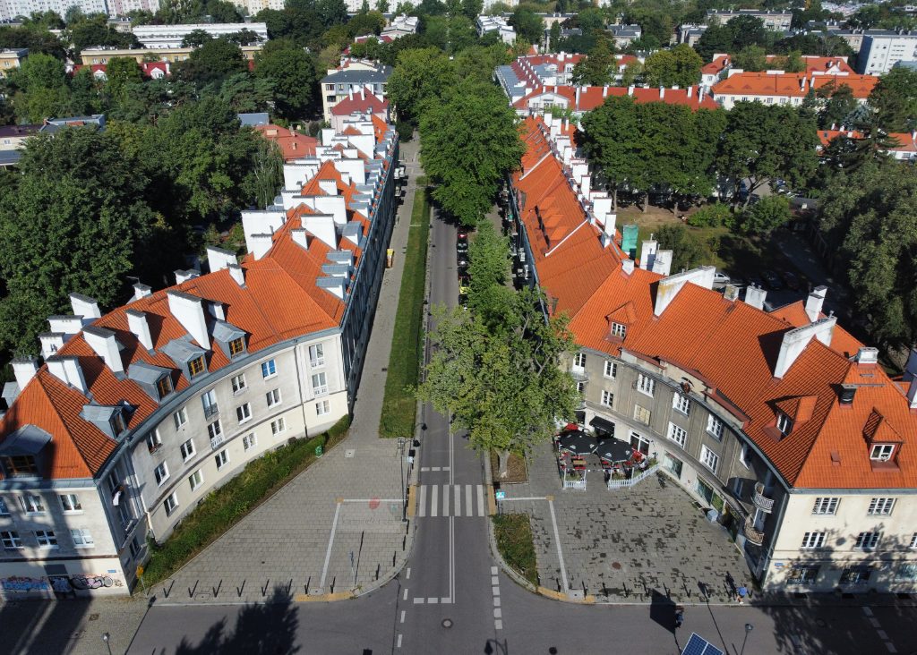 widok z lotu ptaka na uliczkę