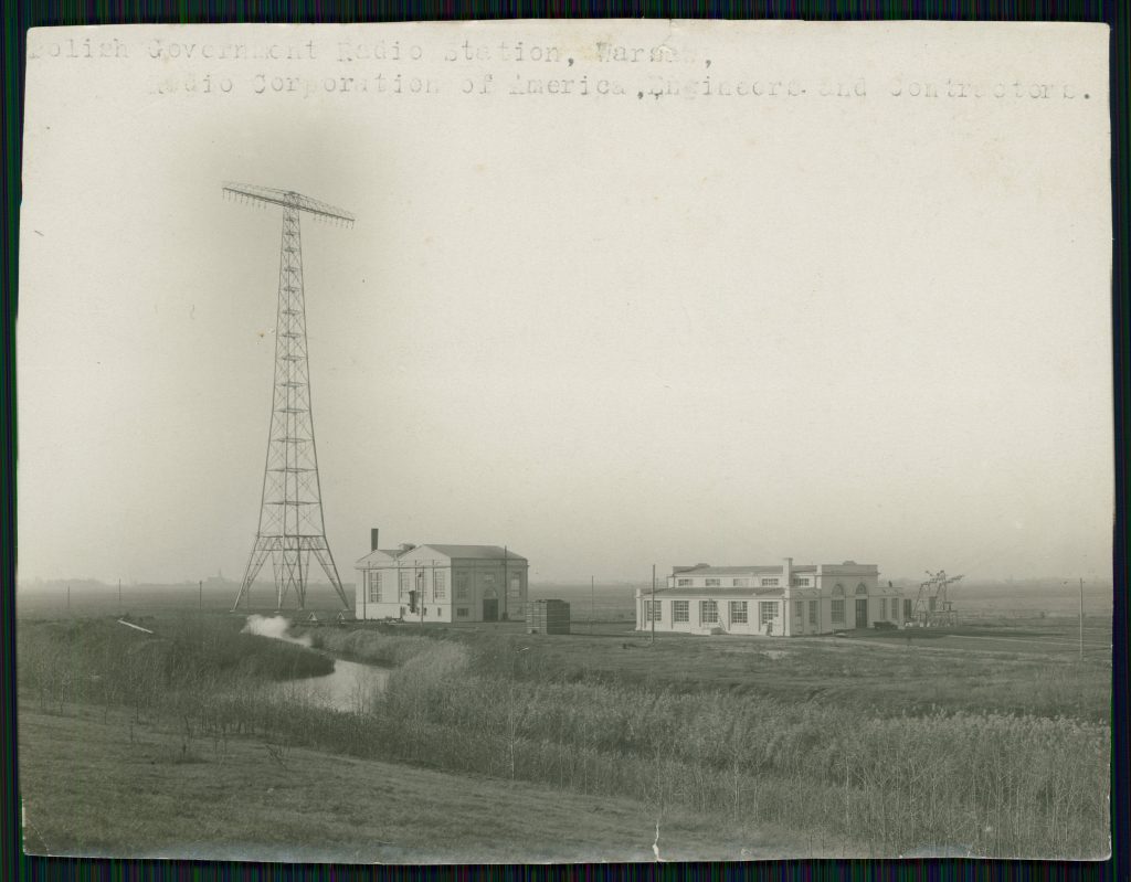 maszty radiotelegraficzne w rzędzie i fragment innych instalacji technicznych