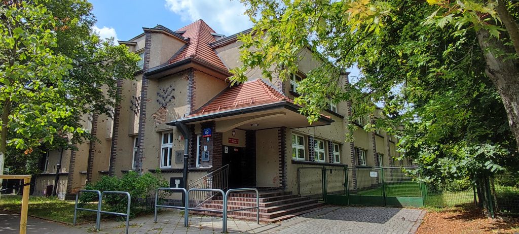 zdjęcie szkoły od strony wejścia