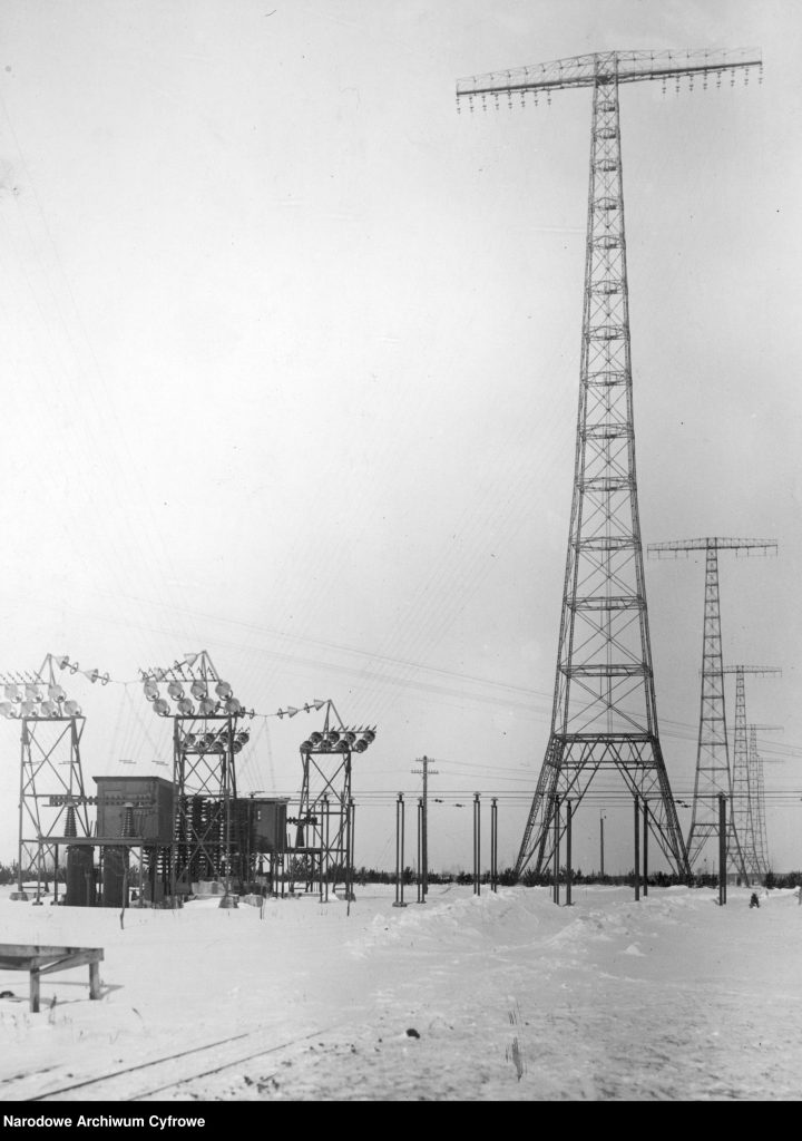 maszty radiotelegraficzne w rzędzie i fragment innych instalacji technicznych