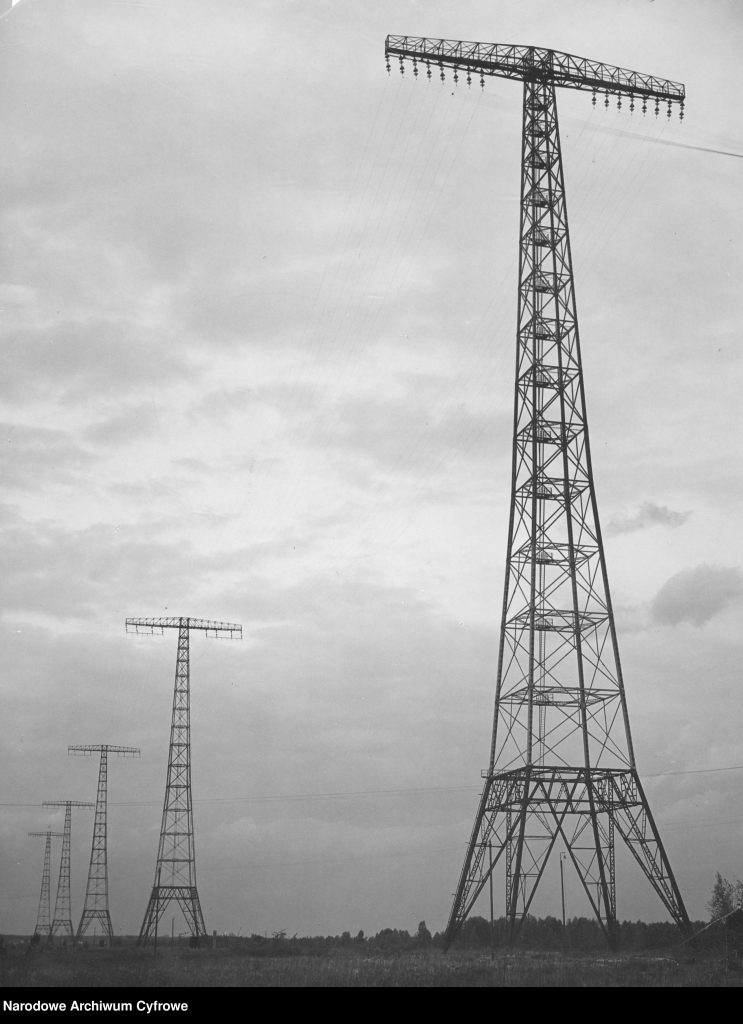 maszty radiotelegraficzne w rzędzie