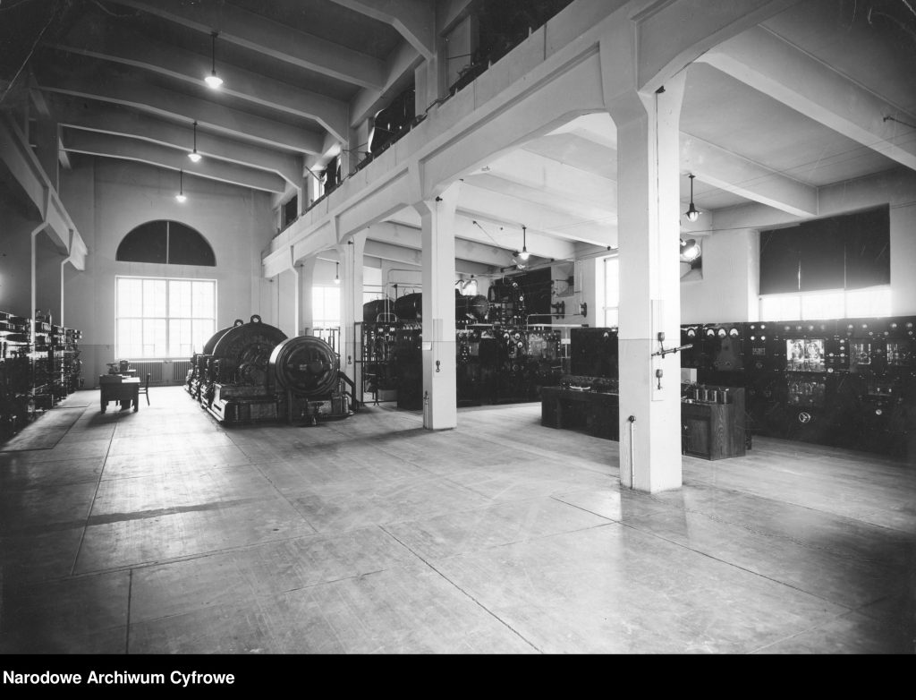 wnętrze hali z urządzeniami technicznymi
